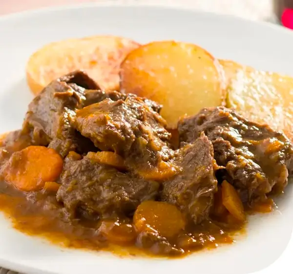 Aguja de ternera guisada con patatas a las hierbas