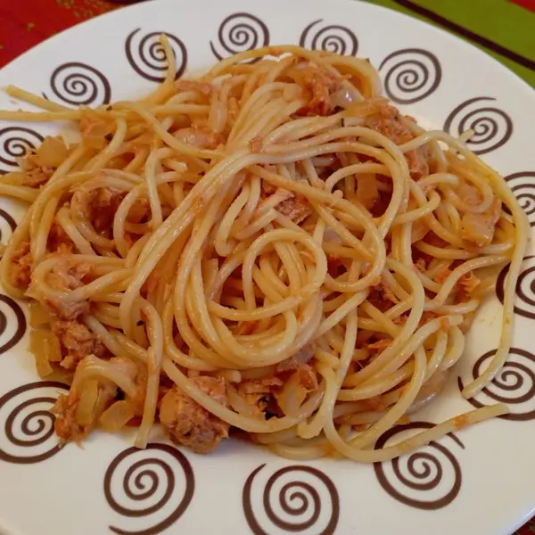 Espaguetis con atún y tomate