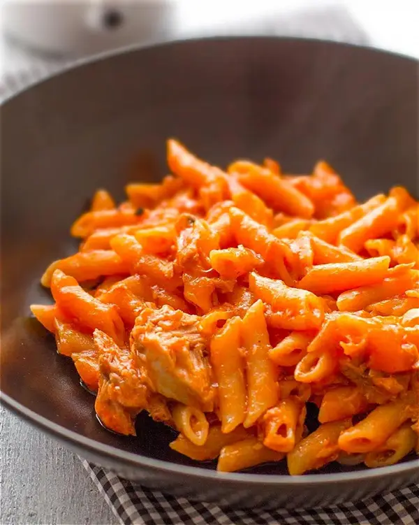 Macarrones con atún y tomate