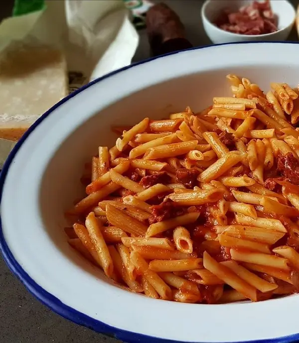 Macarrones con jamón y chorizo